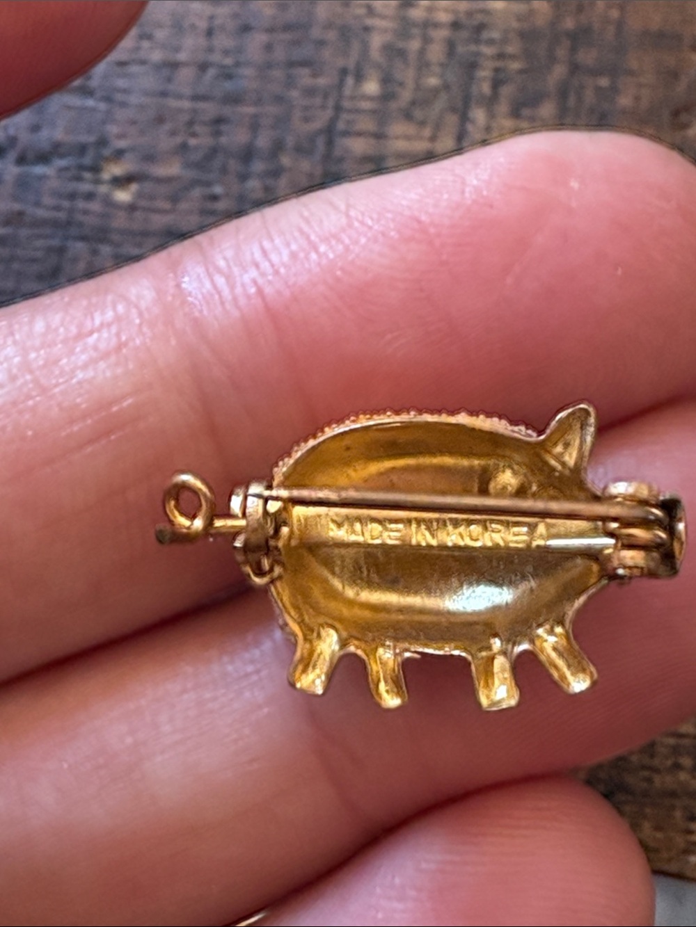 Adorable Vintage Yellow Textured Pig Pin/Brooch/Lapel Pin - Picture 3 of 6